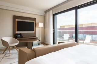 Отель AC Hotel by Marriott Wroclaw Вроцлав Улучшенный двухместный номер с 1 кроватью и террасой-3